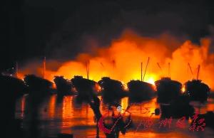 10艘渔船着火，现场浓烟滚滚，火光冲天