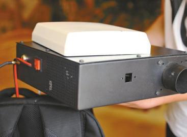 男子背伪基站走街串巷发短信 每天发5万条赚200