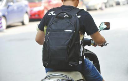 男子背伪基站走街串巷发短信 每天发5万条赚200