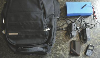 男子背伪基站走街串巷发短信 每天发5万条赚200