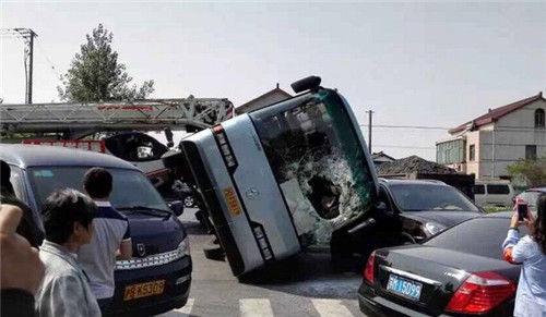 上海载学生大巴侧翻:救人的是安全带不是保时捷
