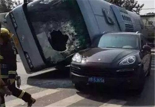 上海载学生大巴侧翻:救人的是安全带不是保时捷