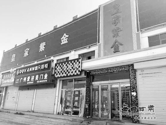 涉案的“皇家紫金”KTV大门紧闭空无一人。