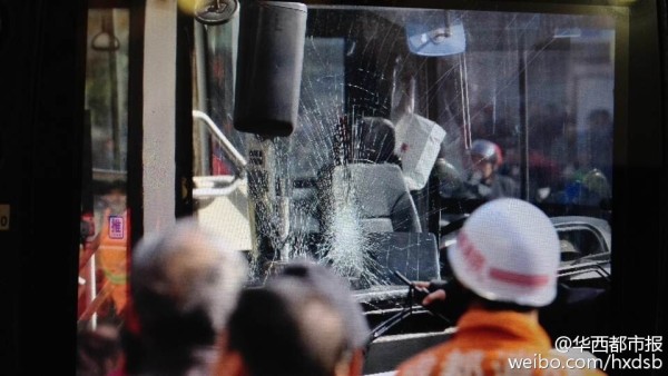 成都公交车失控 致两死多伤