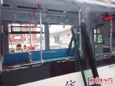 长春两有轨电车相撞 乘客跳窗逃生