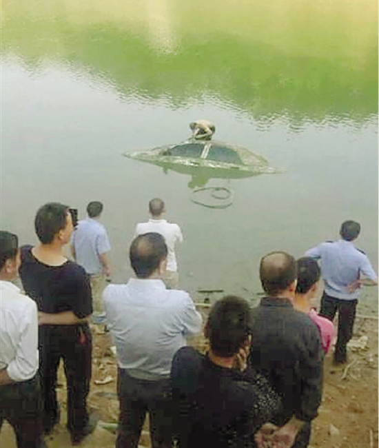 警方在打捞车辆。