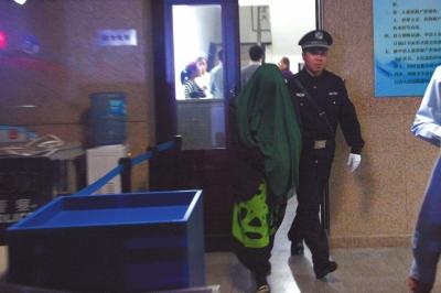 席殊夫妇法庭殴打原告被罚5万 妻子被司法拘留