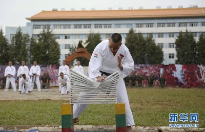 中印反恐联训 印度士兵单掌碎石钻火圈