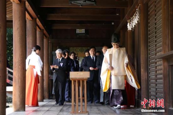 资料图：今年8月15日，日本超党派议员组织“大家一起来参拜靖国神社国会议员之会”成员，再度“扎堆”参拜靖国神社。高越 摄