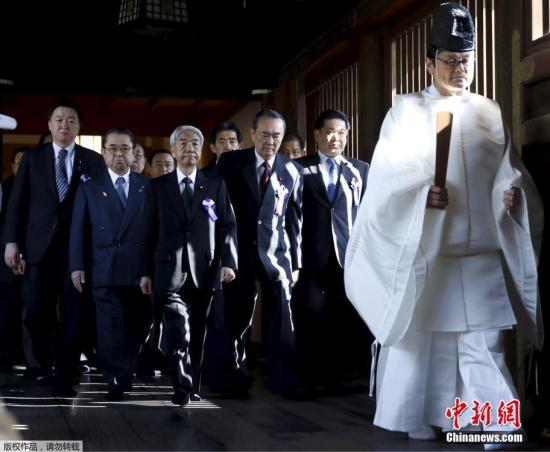 資料圖：日本靖國神社春季大祭，一批日本議員抵達(dá)靖國神社進(jìn)行參拜。