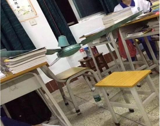 学校吊扇突然掉下 砸伤3男生吓晕1女生(图) 