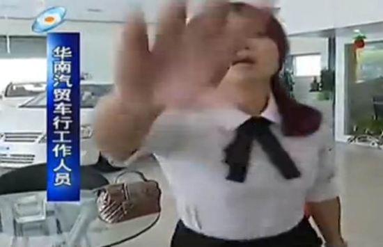 “法院姐”伸手阻挡记者的镜头。