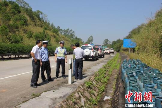广西货车爆胎侧翻 160瓶煤气罐滚落高速路(图)