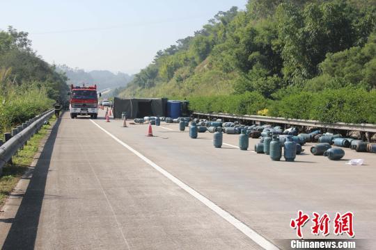 广西货车爆胎侧翻 160瓶煤气罐滚落高速路(图)