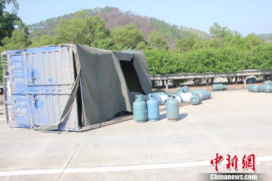 广西货车爆胎侧翻 160瓶煤气罐滚落高速路(图)