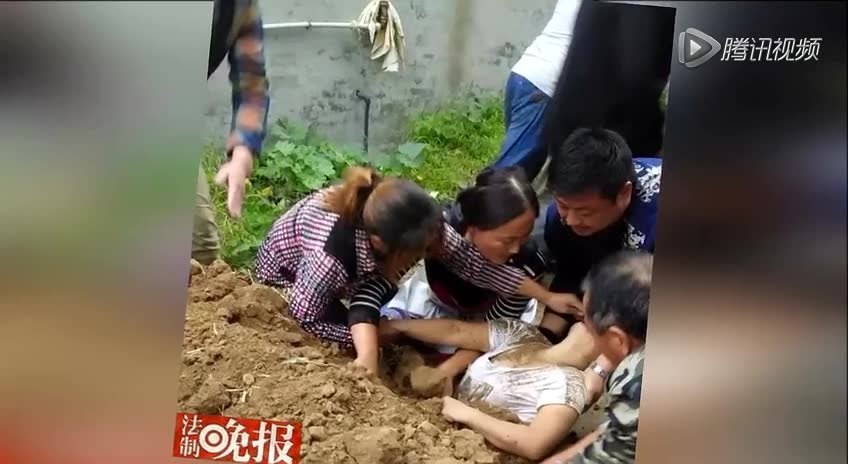 网曝河南新乡村民被镇政府工作人员“土埋”截图