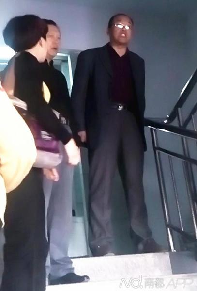 河南南阳市国资委信访官员与上访者对骂(图)