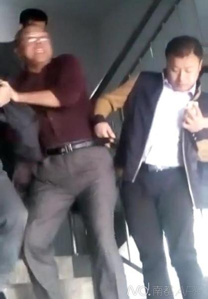 河南南阳市国资委信访官员与上访者对骂(图)