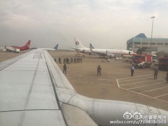 武汉机场一乘客称有炸弹 武警公安全部到场(组图)