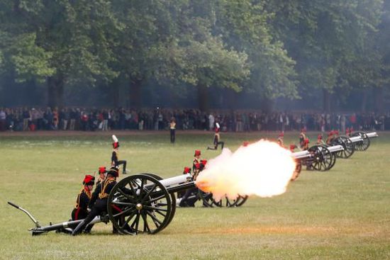 当地时间6月10日，英国荣誉炮兵连在绿园鸣放41响皇家礼炮庆祝菲利普亲王94岁生日。