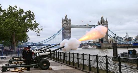 当地时间6月2日，英国荣誉炮兵连在伦敦塔桥下鸣放62响皇家礼炮庆祝女王加冕62周年。