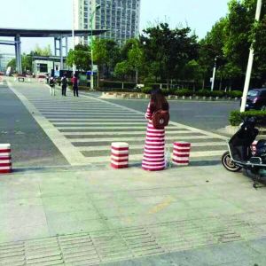 王同学和隔离墩“撞衫”了，她穿的这件衣服是在网上买的