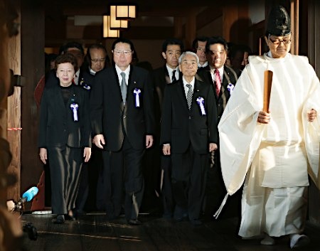 日本约70名各党派议员集体参拜靖国神社。
