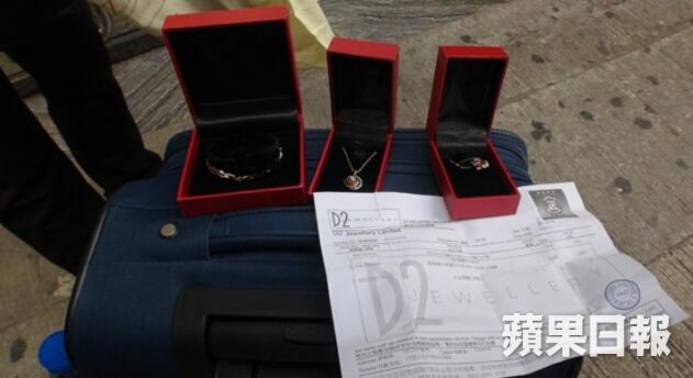 游客在涉事珠宝店买两万元疑似假货 要退货被拒