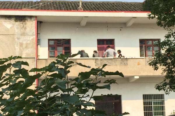 湖南被学生劫杀教师执教30余年 月薪两三千