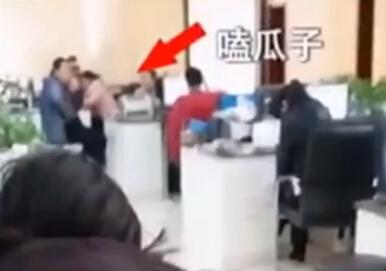 【延伸视频】河南官员上班时嗑瓜子 官方：他有病必须不断进食截图