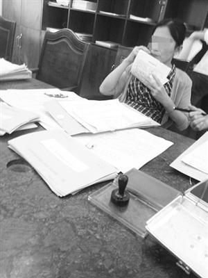 海南法院工作人员嗑瓜子不理人 回应称当事人患病