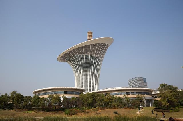 全国网络媒体探访武汉光谷 聚焦高科技创新