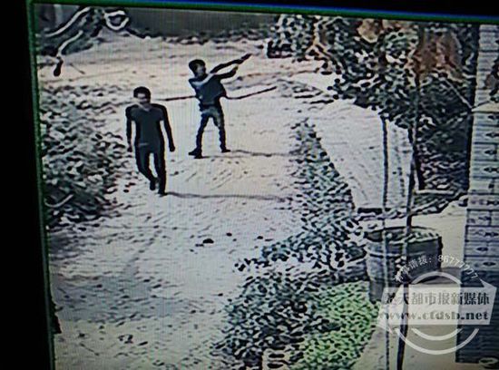 武汉一拆迁区白天放嗨歌 夜里放女鬼惨叫