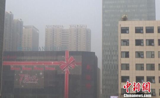 郑州雾霾锁城6日不散 户外工作者避霾无方盼风来