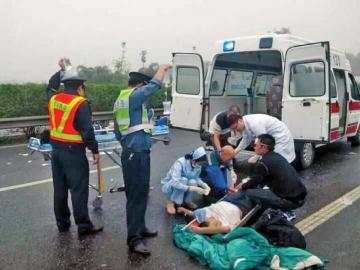 伤者被送往医院。