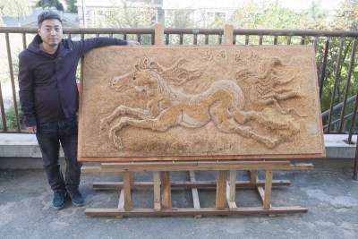 长春38岁保安用50万根牙签扎出“3D奔马”