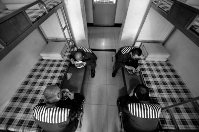 服刑人员入狱生活：固定时间如厕 最难过心理关