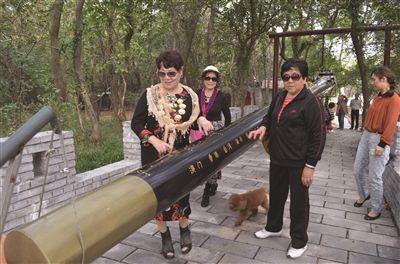 南京高淳村民造13米长巨秤 秤砣重近2吨(图)