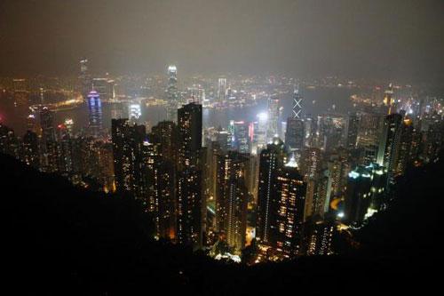 外媒称香港房价可能“腰斩” 泡沫已接近破裂
