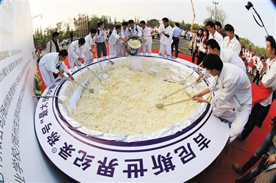 扬州4吨炒饭成本超10万 活动支持方承认浪费