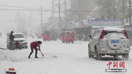 2015年10月26日，受强冷空气影响，位于内蒙古呼伦贝尔市境内的牙克石市、海拉尔区、根河市、额尔古纳市、图里河镇等地普降大雪，图里河镇局地积雪达40厘米，强降雪给当地生产生活及交通造成一定影响。