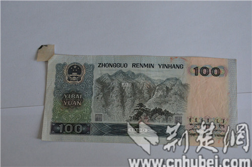 100元人民币右上角多出一个角