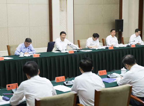 图为：2015年6月18日，习近平在贵州召开部分省区市党委主要负责同志座谈会，  听取对&ldquo;十三五&rdquo;时期扶贫开发工作和经济社会发展的意见和建议。