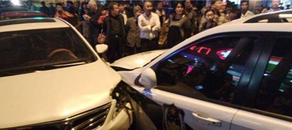 南京一警车失控致8车连撞 警方：紧急避让所致