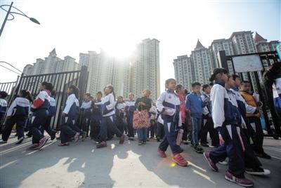 燕郊教育之困：学生年增5000人 教师缺口400