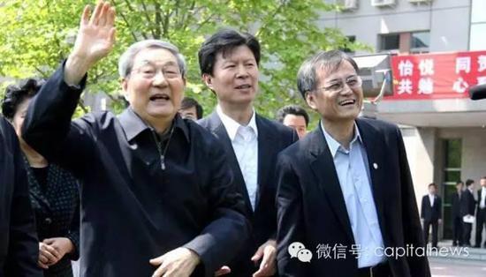 朱镕基近期返回清华大学校园，挥手向在场的师生致意。