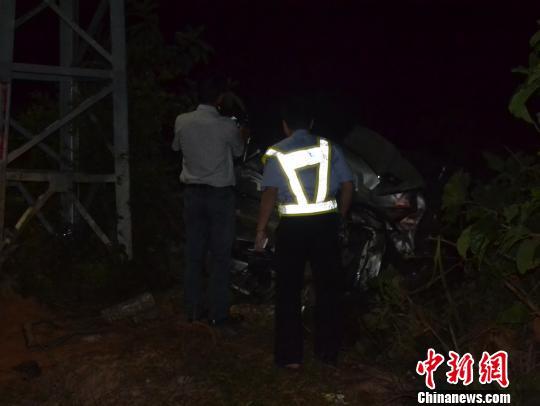 广东化州一小车疑超速行驶撞摩托车致5人死亡