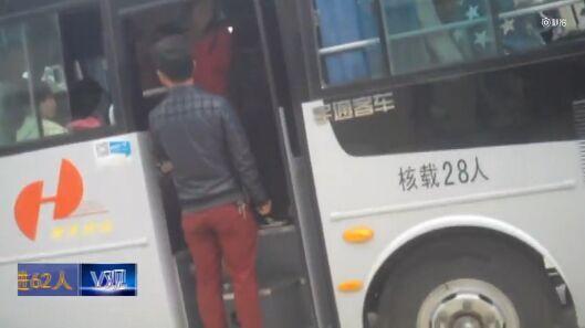 安徽交警检查两辆载小学生郊游客车。