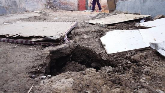 不仅在院子里，房屋里也有挖宝探洞