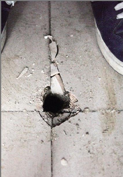 不仅在院子里，房屋里也有挖宝探洞